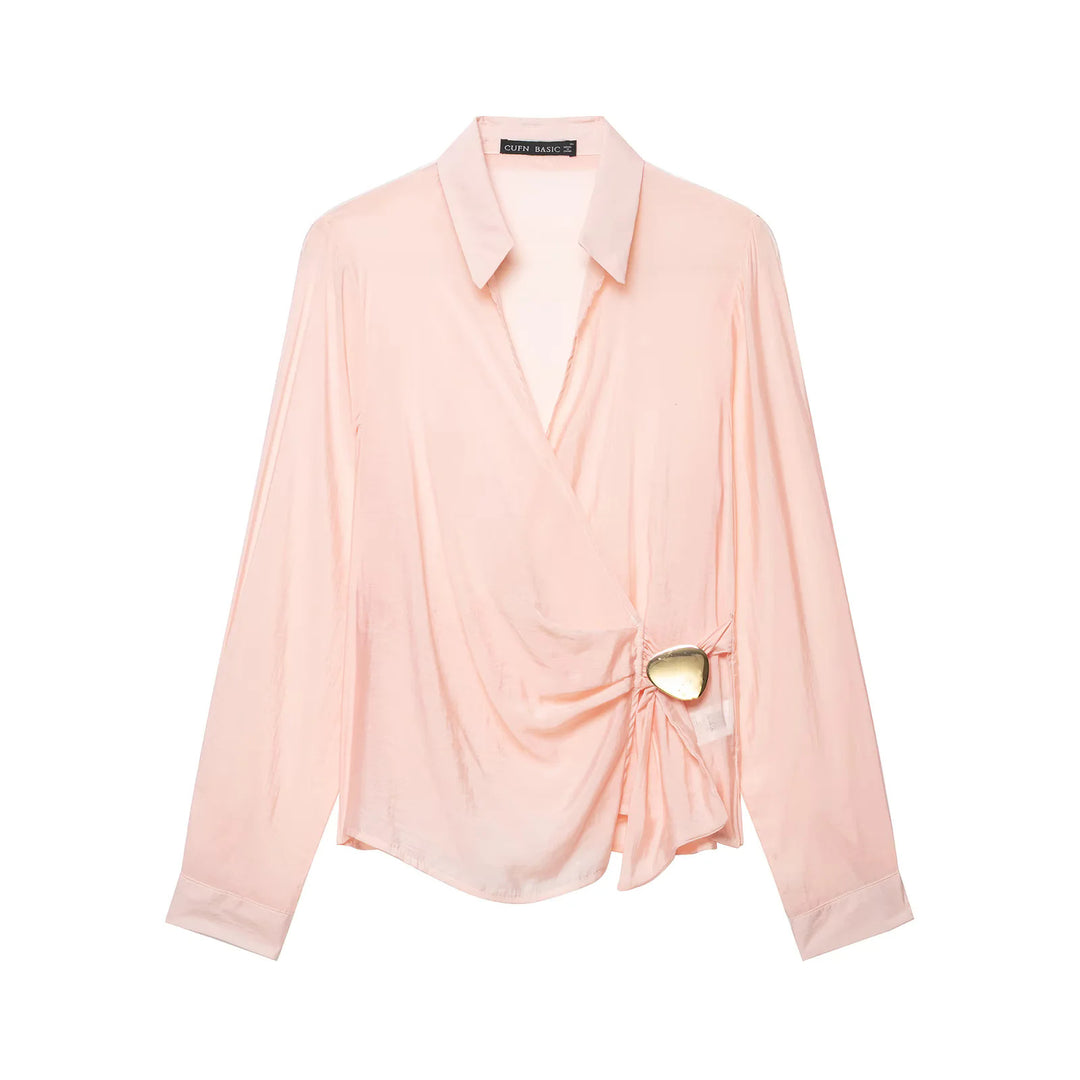 Damen Wickelbluse mit Hemdkragen, fließender Drapierung und dekorativer Herzschließe – Élovi