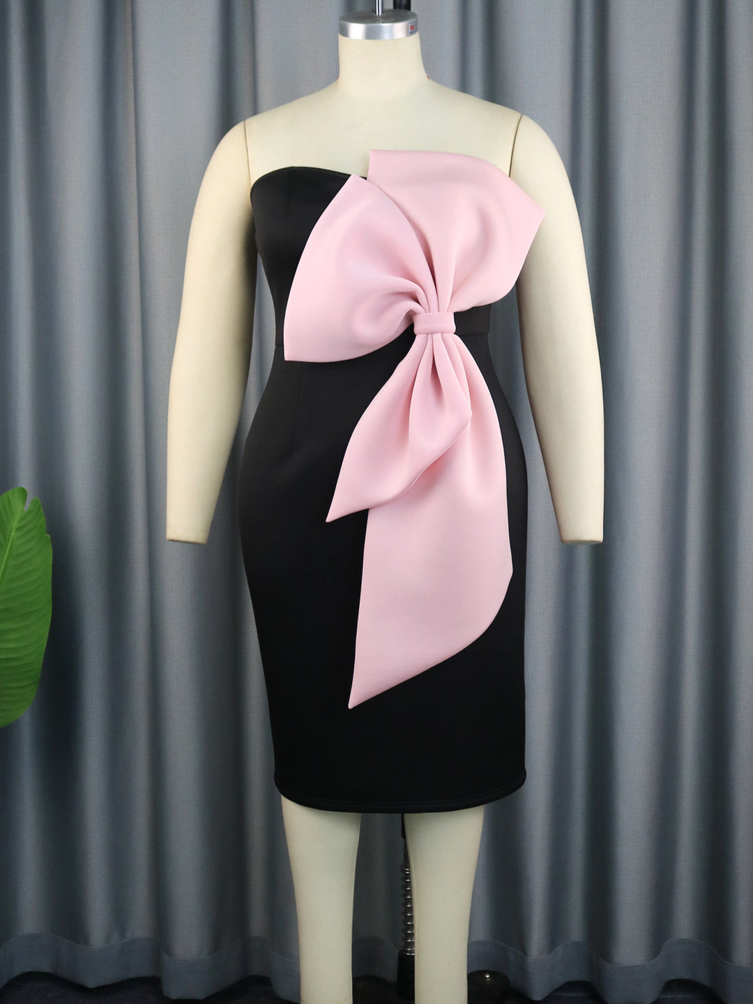 Damen Elegantes Wickelkleid mit übergroßer Schleifenapplikation Echo Archiv