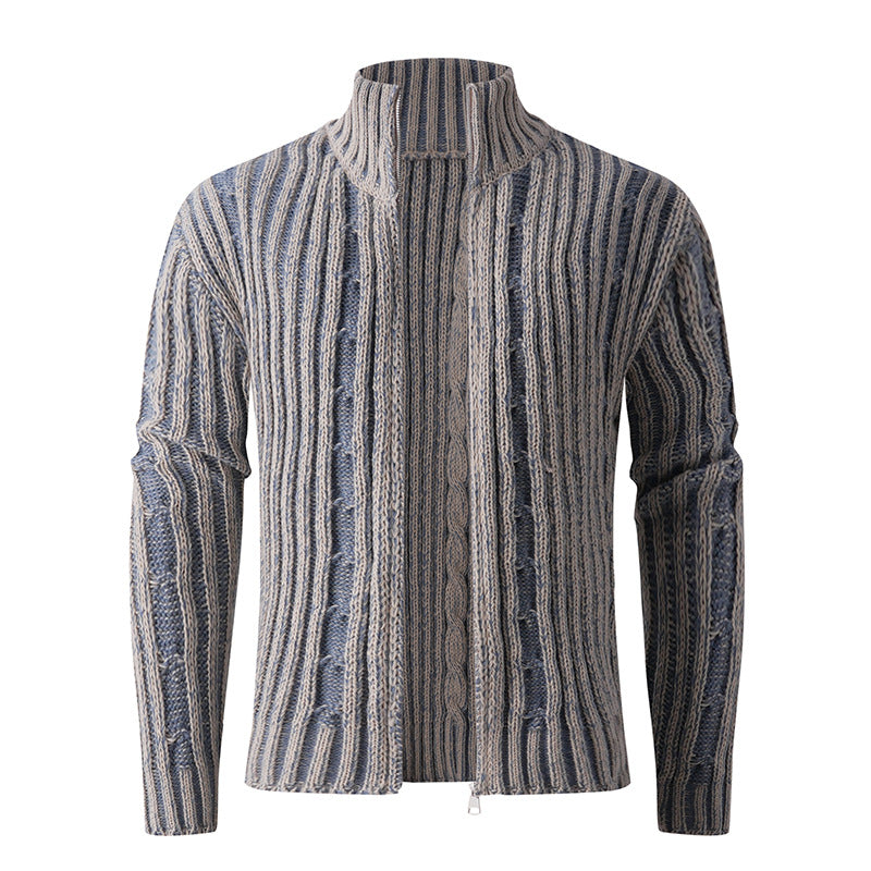 Herren Strickjacke mit Hochkragen und anspruchsvollem Zopfmuster Echoarchiv