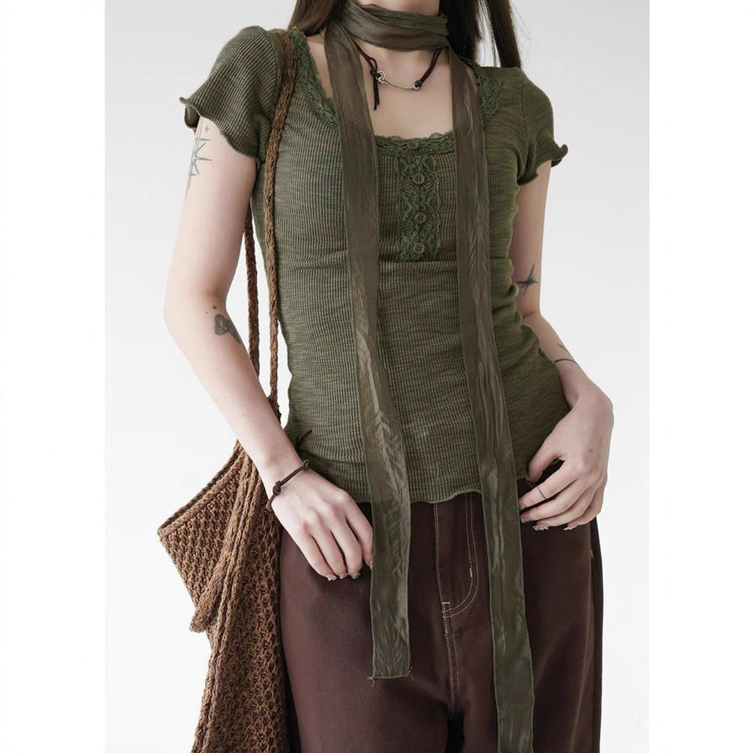 Damen Hochgeschlossenes Oberteil mit eleganten Rüschen und Bändern Echo Archiv