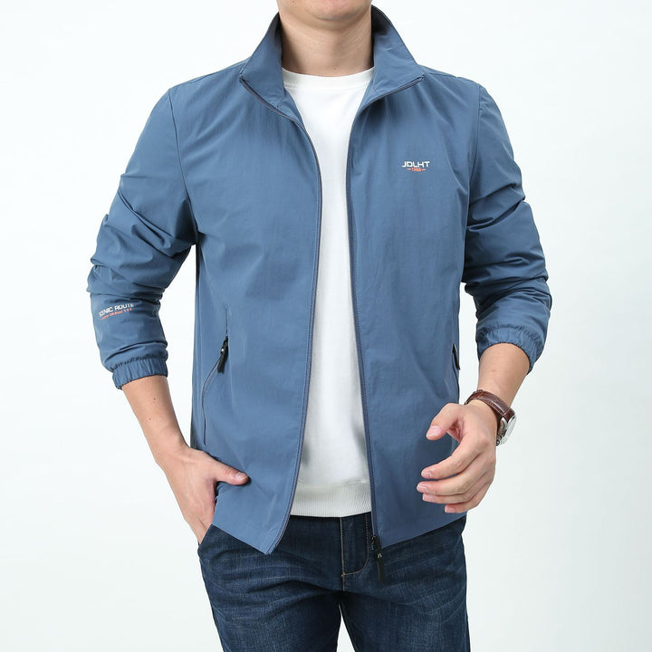 Herren Leichter Windbreaker Blouson mit Stehkragen Reißverschluss‑Taschen und elastischen Bündchen Echoarchiv