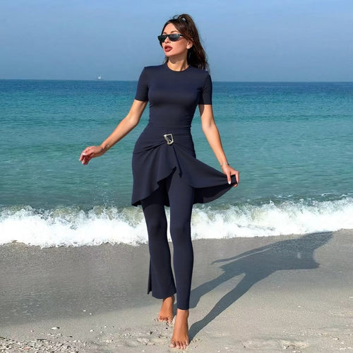 Damen eleganter Schwimmanzug mit asymmetrischem Rock und figurbetonendem Design Echo Archiv