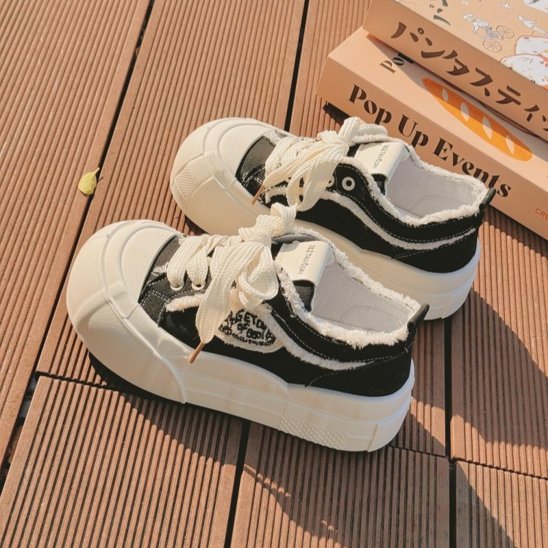 Damen Stilvolle Chunky Sneakers mit weißer Plattform und robustem Obermaterial Echo Archiv