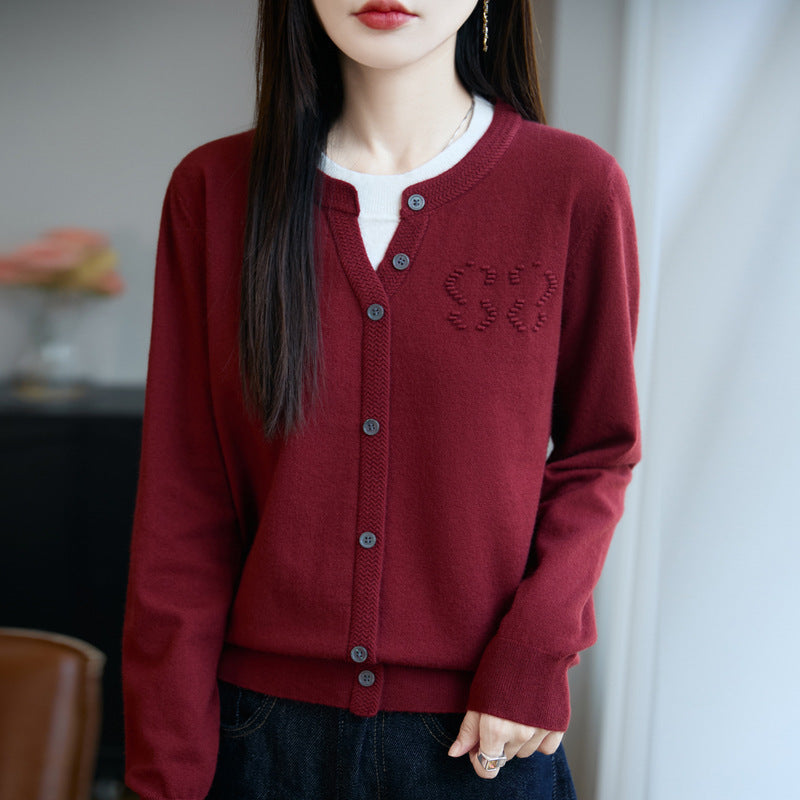 Damen Kurzer Feinstrick-Cardigan mit V‑Schlitzkragen, Rippenblende und dezentem Struktur‑Logo Echoarchiv