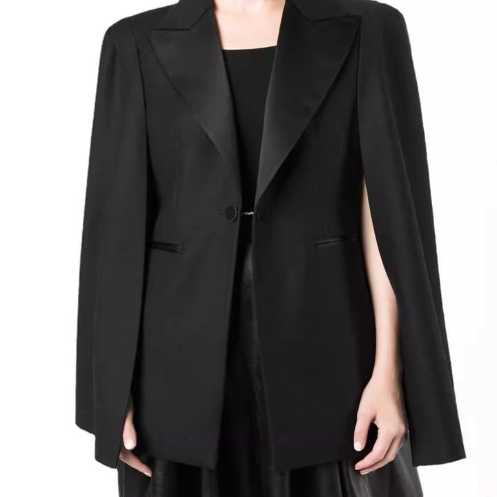 Damen Cape-Blazer mit Schlitzen an den Ärmeln und Satinrevers Echoarchiv