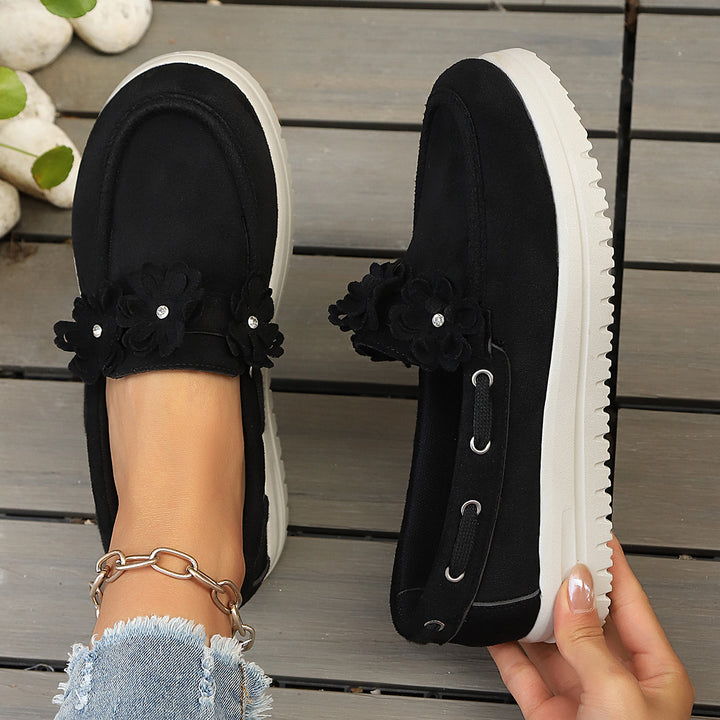 Damen Velours‑Slipper mit Blumenapplikation und profilierter Plateau‑Sohle – Lioré