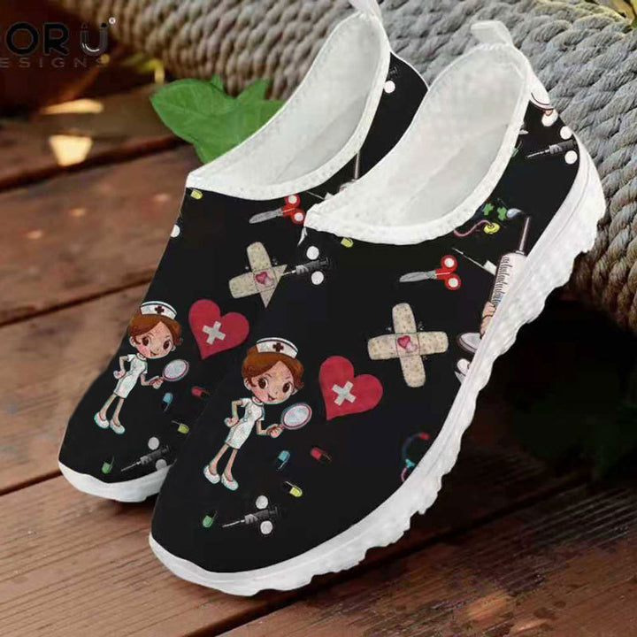 Damen Verspielte Slip-On Sneakers mit medizinischem Cartoon-Print, atmungsaktivem Mesh und gepolsterter Memory-Sohle – Névara