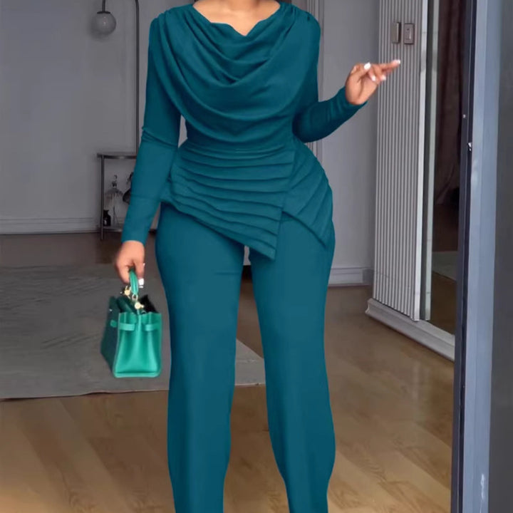 Damen Zweiteiliges Ensemble mit Wasserfall-Drapé-Oberteil, abgestuftem Peplum und gerader Bundfalten-Hose – Élanora