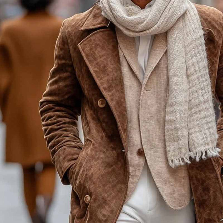 Herren Eleganter Wildleder-Mantel mit doppelter Knopfleiste und großzügigen Taschen Echoarchiv