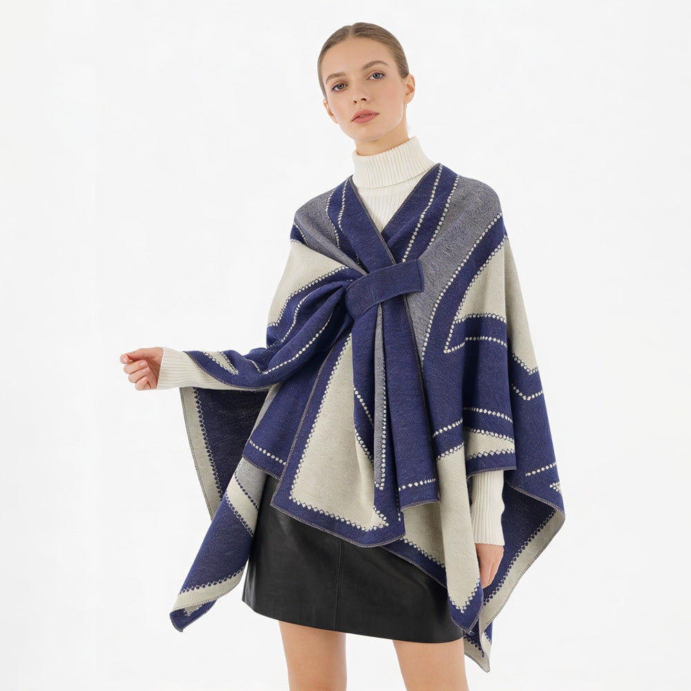Damen Oversize-Cape aus Jacquard-Strick mit Bindeschlaufe Echo Archiv