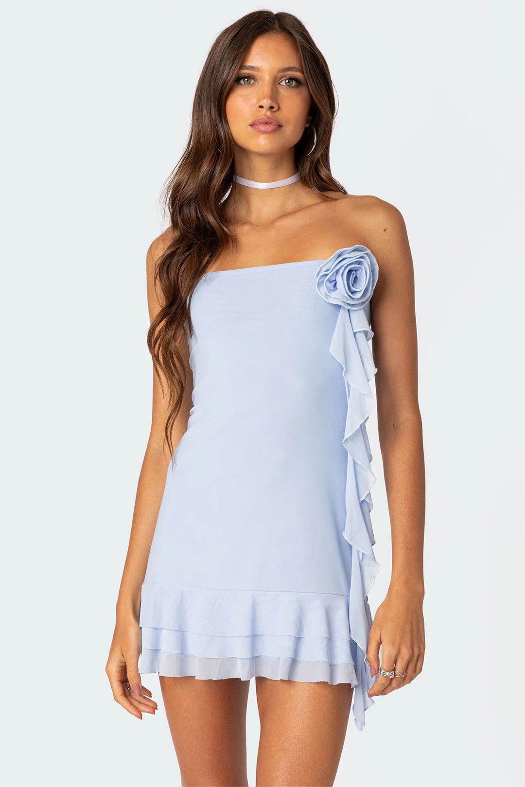 Damen Enges Bandeaukleid mit voluminösen Rüschen und Blumenapplikation Echo Archiv