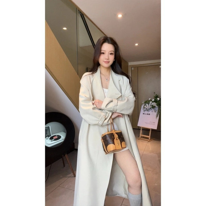 Damen Maxi-Trenchcoat mit Wasserfallkragen und gerafften Ärmeln Echoarchiv
