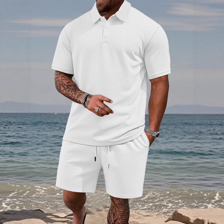 Herren Freizeitanzug mit strukturiertem Poloshirt und kurzen Hosen Echoarchiv