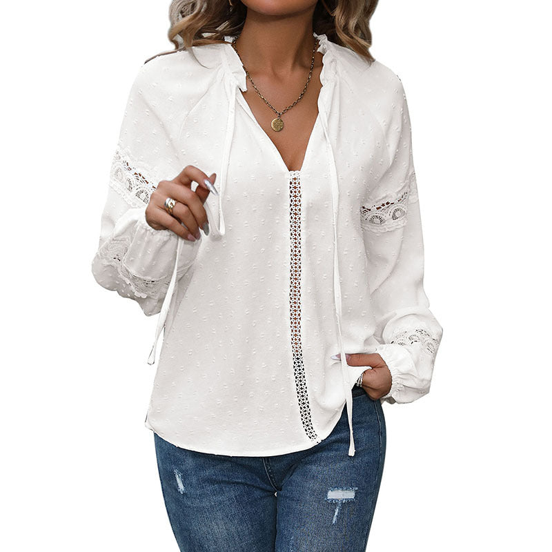 Damen Romantische V-Ausschnitt-Bluse mit Crinkle-Struktur, Spitzenbordüren und Kordelbindern – Élovi