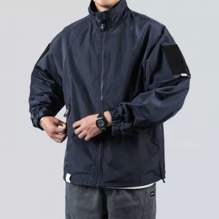 Herren Wind- und Wetterjacke mit funktionalen Taschen und hohem Kragen Echoarchiv