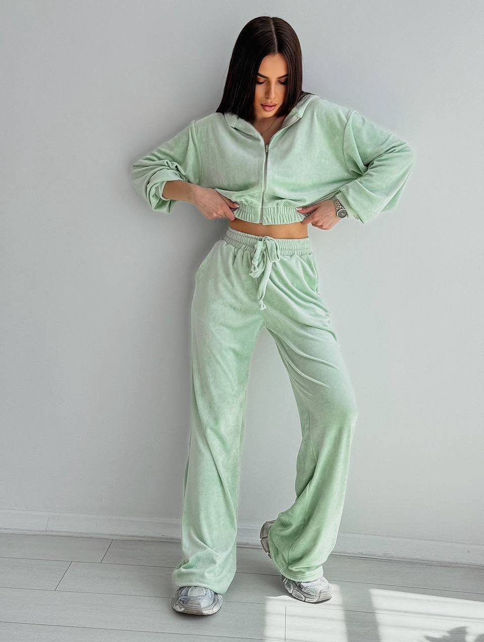 Damen Zweiteiliges Samt-Loungewear-Set mit Cropped-Zipjacke und weiter High-Waist-Sweathose – Avérine