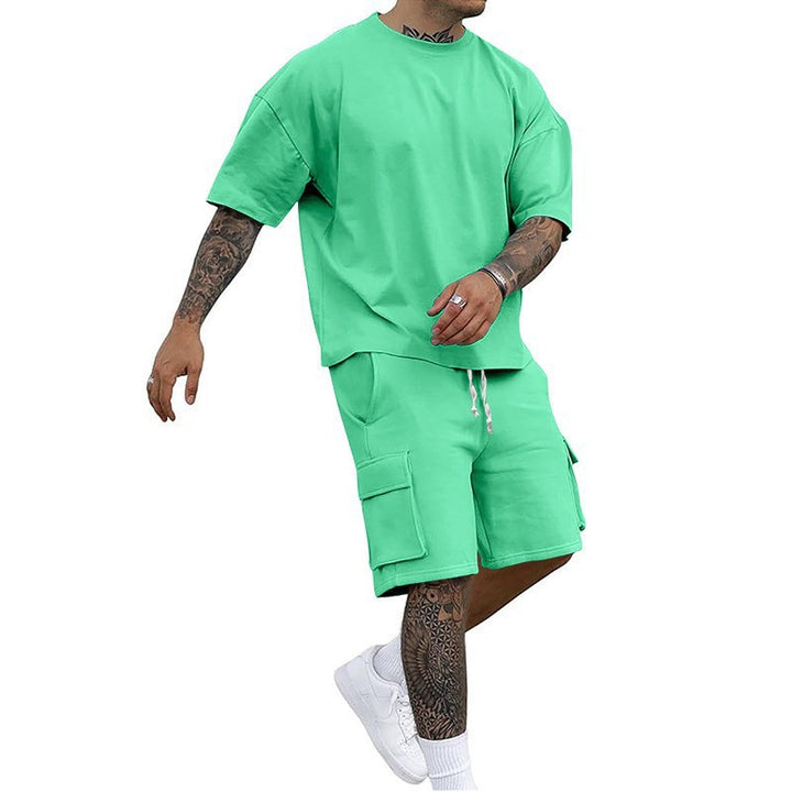 Herren lässiges Sportoutfit mit praktischen Cargo-Shorts und oversized T-Shirt Echoarchiv