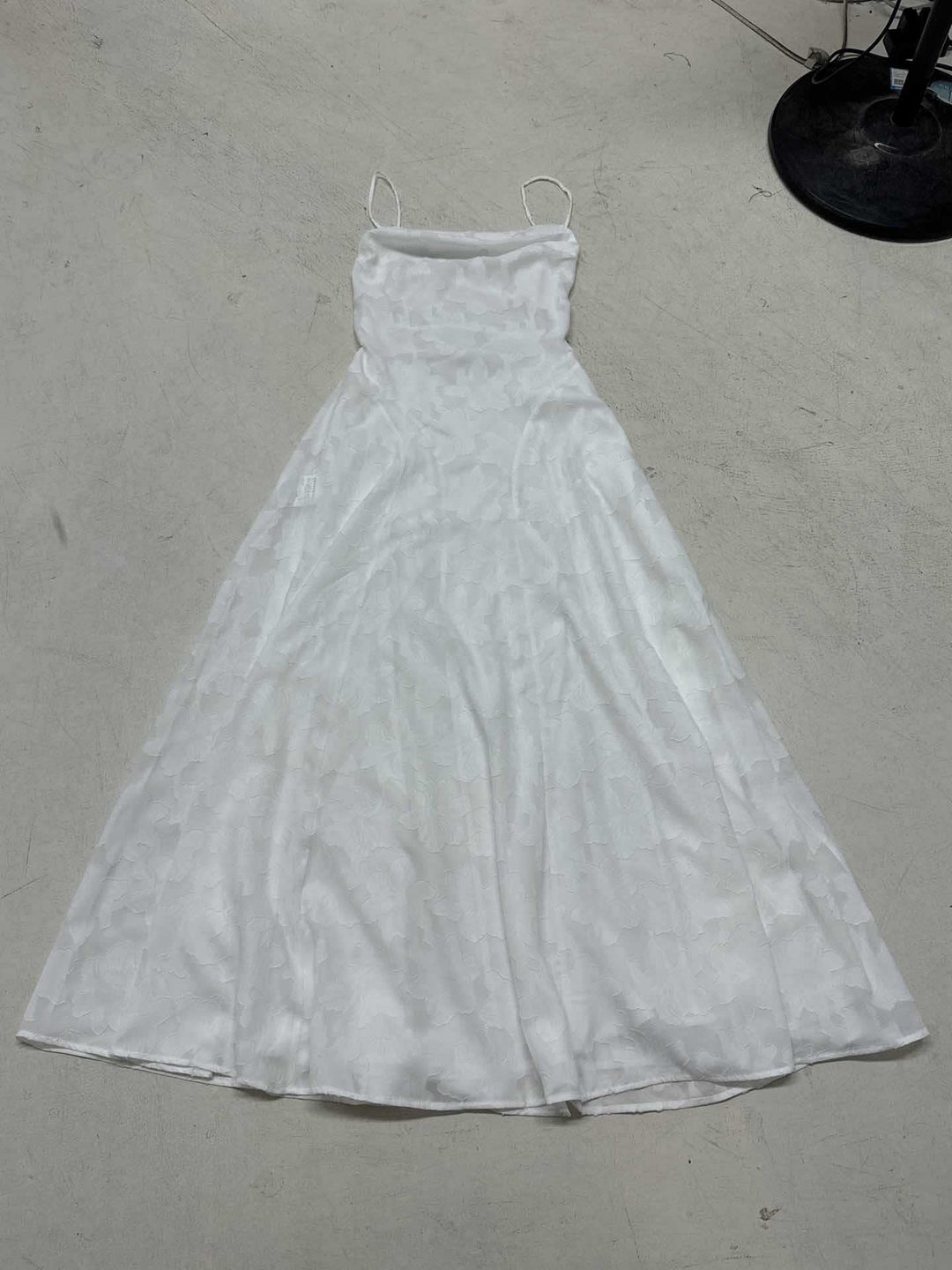 Damen elegantes Maxikleid mit zartem floralem Muster und Spaghetti-Trägern Echo Archiv