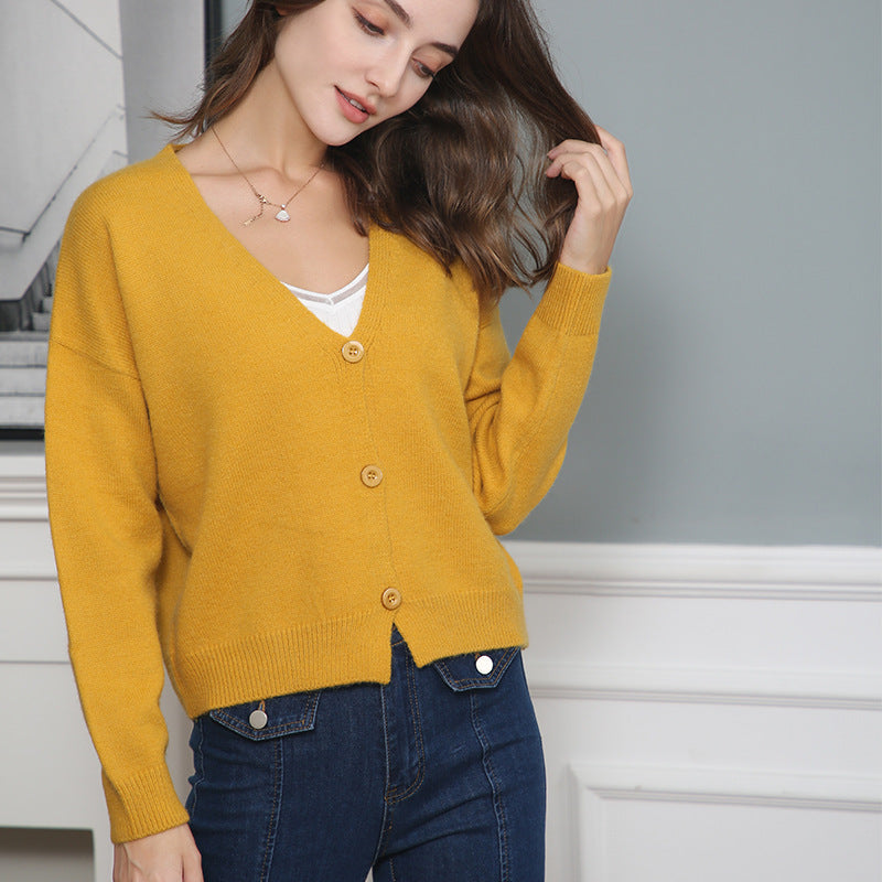 Damen Strickjacke mit V-Ausschnitt und Knopfdetails Echoarchiv