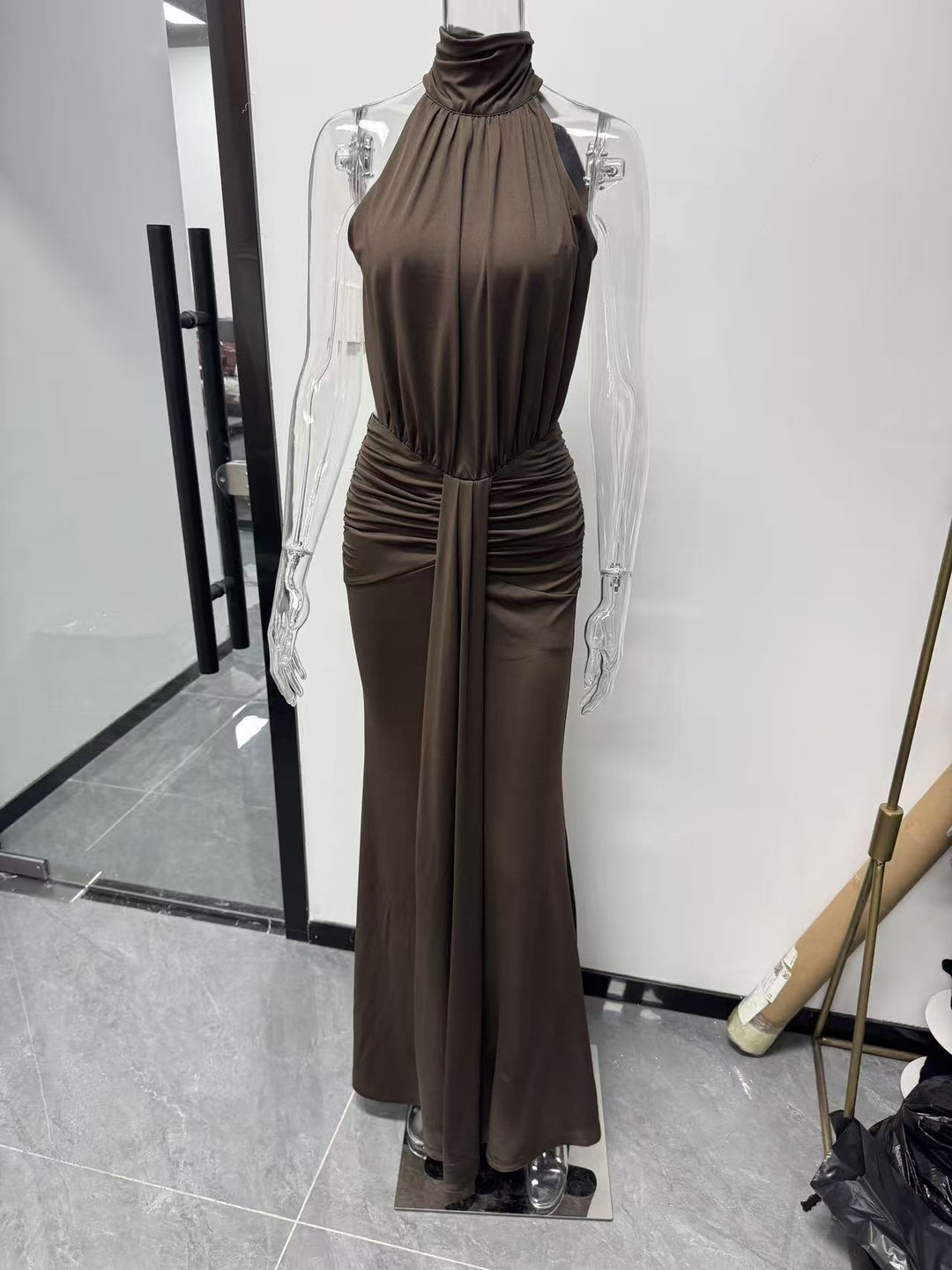 Damen Elegantes Drapiertes Abendkleid mit tiefem Rückenausschnitt und figurbetontem Schnitt Echo Archiv