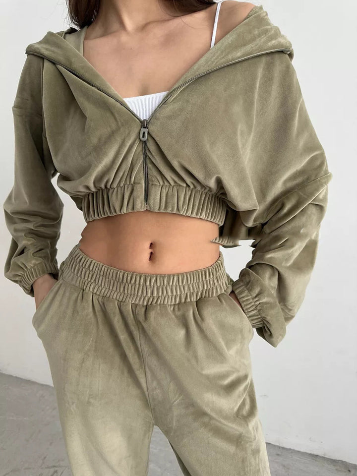 Damen luxuriöser Samt-Trainingsanzug mit geraffter Bomberjacke und High-Waist Jogginghose – Élanora