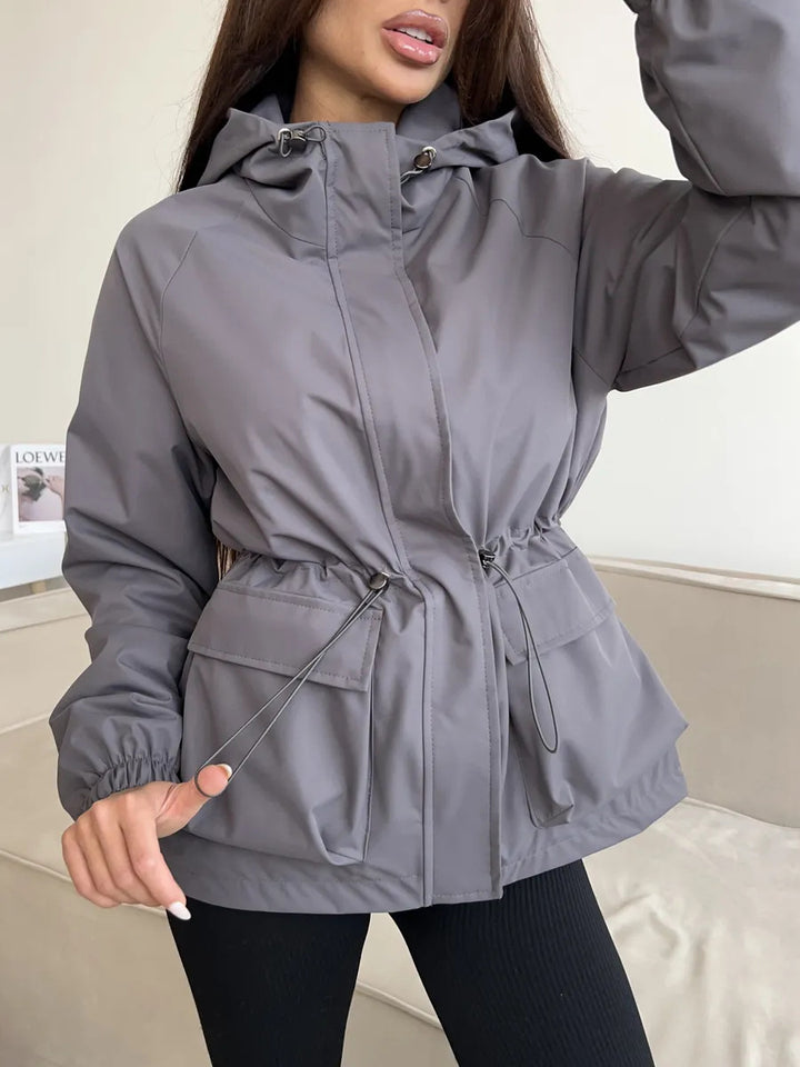 Damen wasserdichte Parka-Jacke mit Kapuze, Tunnelzugtaillierung und XXL-Klappentaschen – Célinea