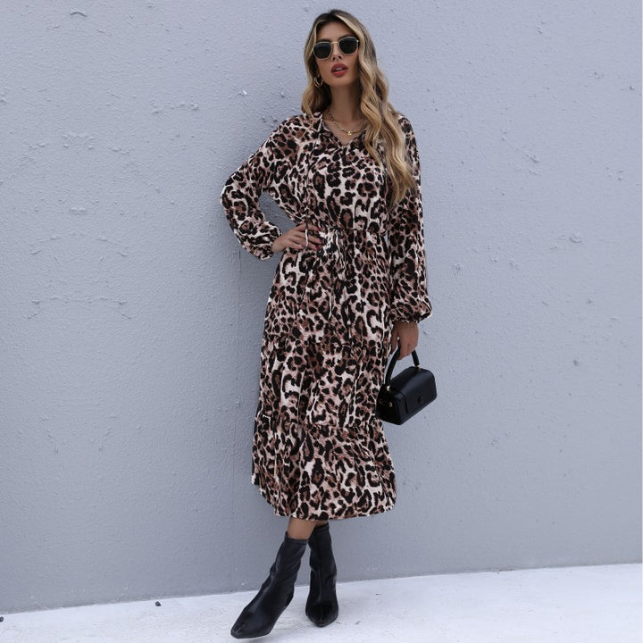 Damen Midikleid Vintage-inspirierter Leoprint mit V-Ausschnitt, elastischer Taillenpasse und Glockenärmeln – Élara