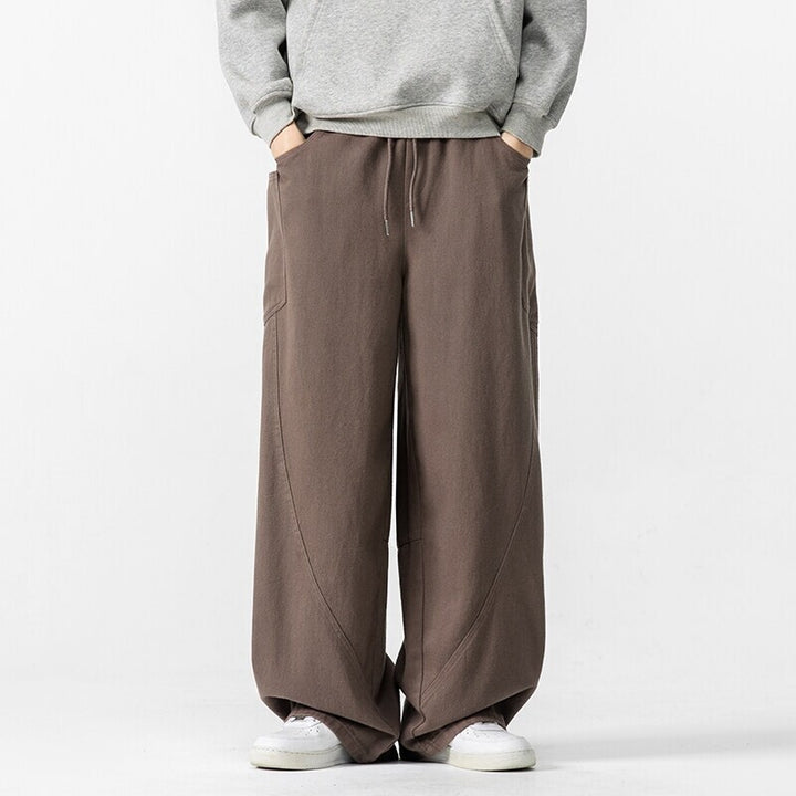 Herren Weite Loungehose mit Tunnelzug, aufgesetzten Taschen und markanten Panelnähten Echo Archiv
