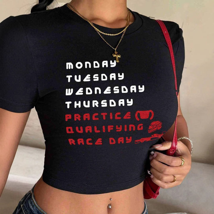 Damen Crop-T-Shirt mit stylischem Rennsport-Motiv und charmantem Schriftzug Echo Archiv