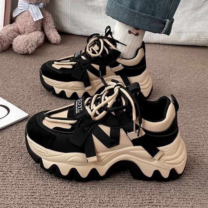 Damen Wellen-Plateau-Sneaker mit Multi-Layer-Obermaterial und Zierbändern – Névara