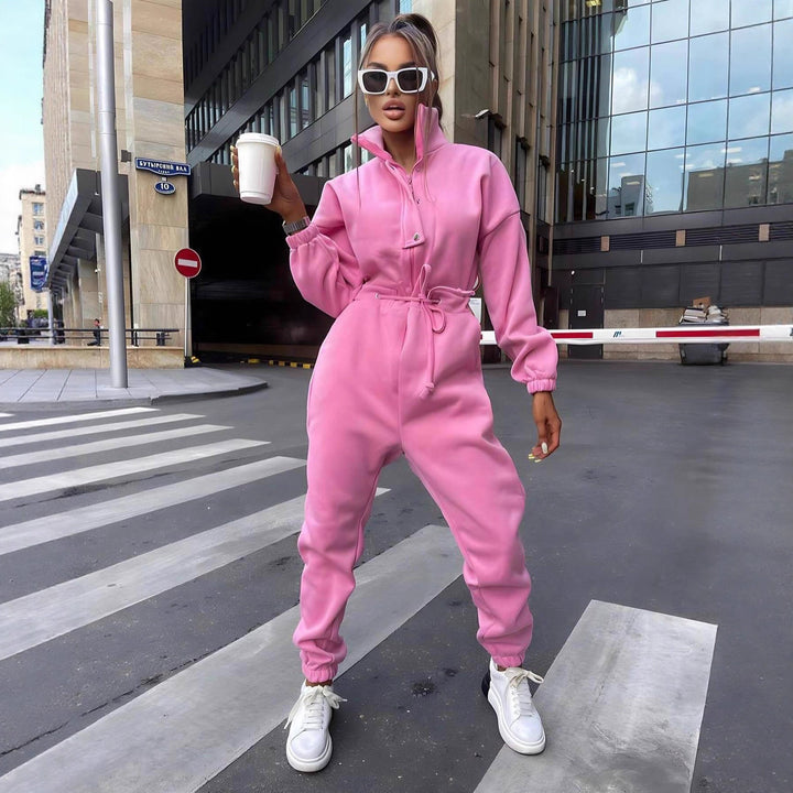 Damen taillierter Velours-Jumpsuit mit Tunnelzug Stehkragen und elastischen Bündchen – Solévia