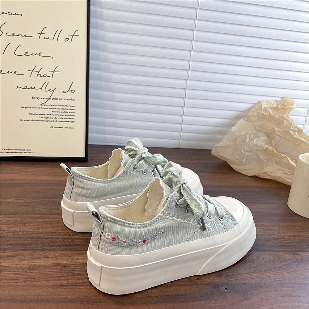 Damen Trendige Freizeitsneaker mit verspielten Rüschen-Details und dämpfender Sohle Echo Archiv
