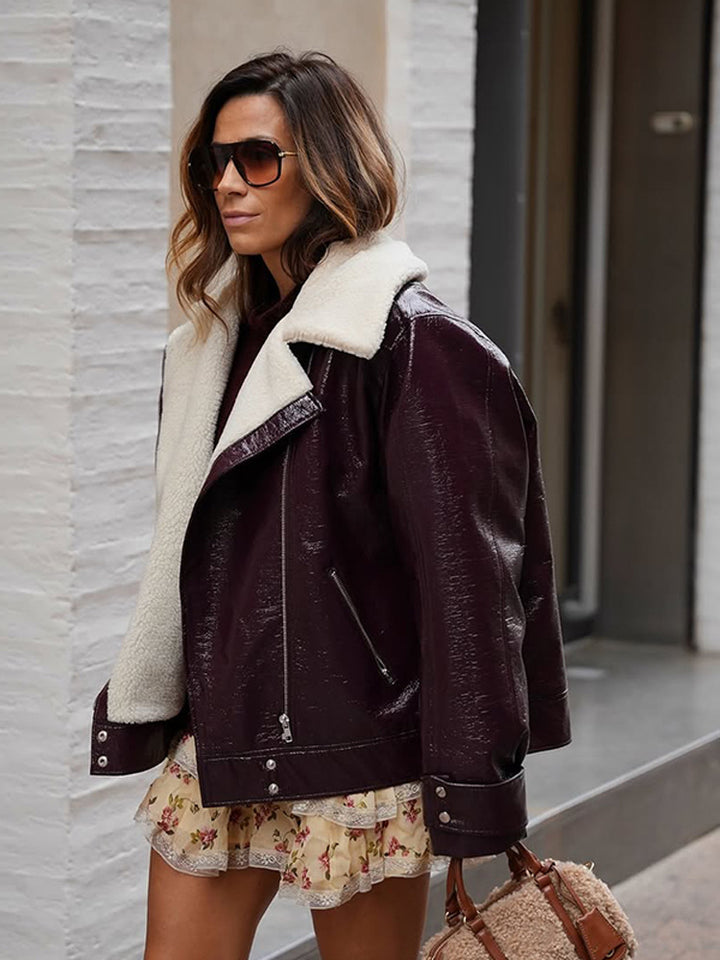Damen Lackleder-Bikerjacke mit Sherpa-Futter und Oversize-Schnitt Echoarchiv