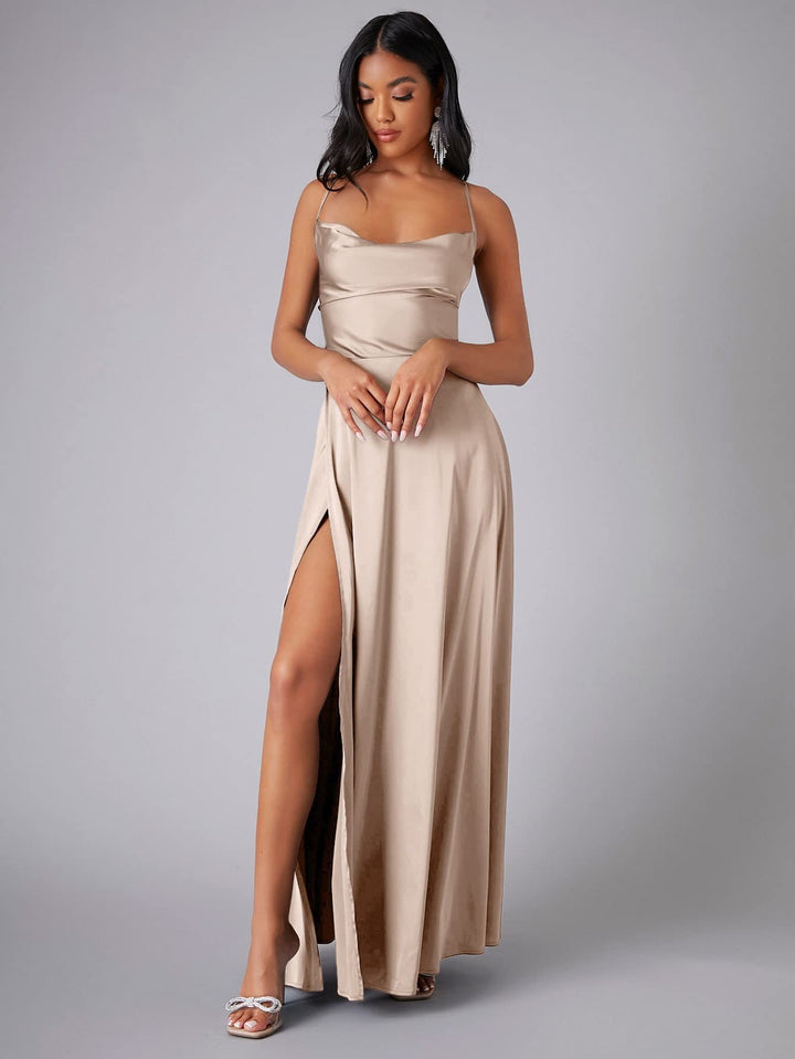 Elegantes Maxikleid für Damen mit fließenden und verführerischen Spaghettiträgern – Echo Archiv
