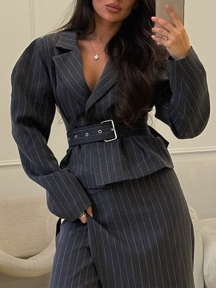 Damen Taillierter Nadelstreifen-Blazer mit schulterbetonten Ballonärmeln und Taillengürtel Echoarchiv