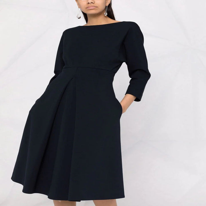 Damen Kleid mit 3/4-Ärmeln, Boot-Ausschnitt und tailliertem Faltenrock Echoarchiv