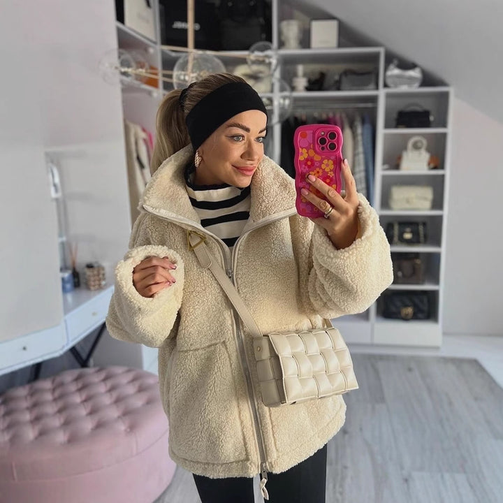 Damen Oversize Teddy-Fleecejacke mit Stehkragen und aufgesetzten Taschen – Célinea