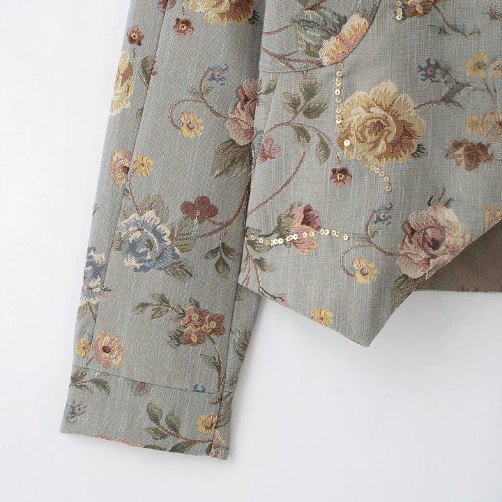 Damen Kurzjacke im Jacquard‑Blütenmuster mit Stehkragen und Zierknopfleiste Echo Archiv