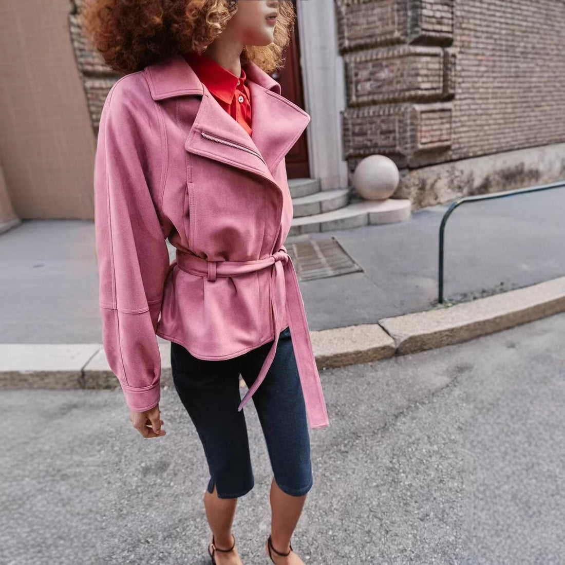 Damen taillierte Kurzjacke im Peplum‑Schnitt mit Schleifen‑Bindegürtel und asymmetrischem Reißverschluss Echoarchiv