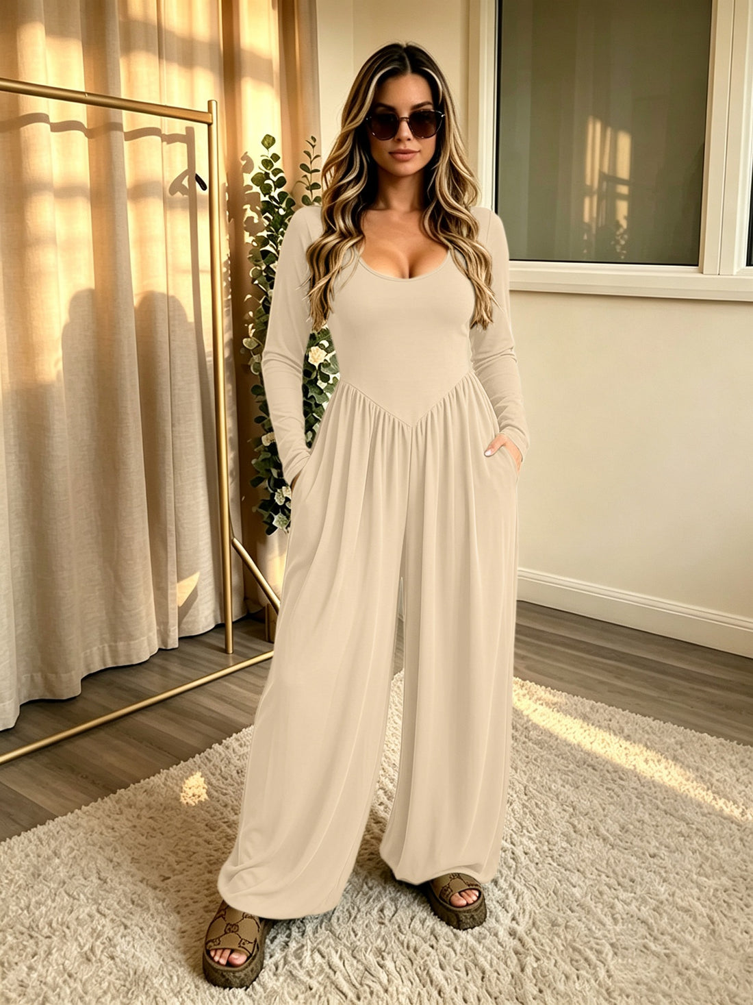 Damen Langer Jumpsuit mit weitem Bein, tiefem Rundhals und Eingrifftaschen Echoarchiv