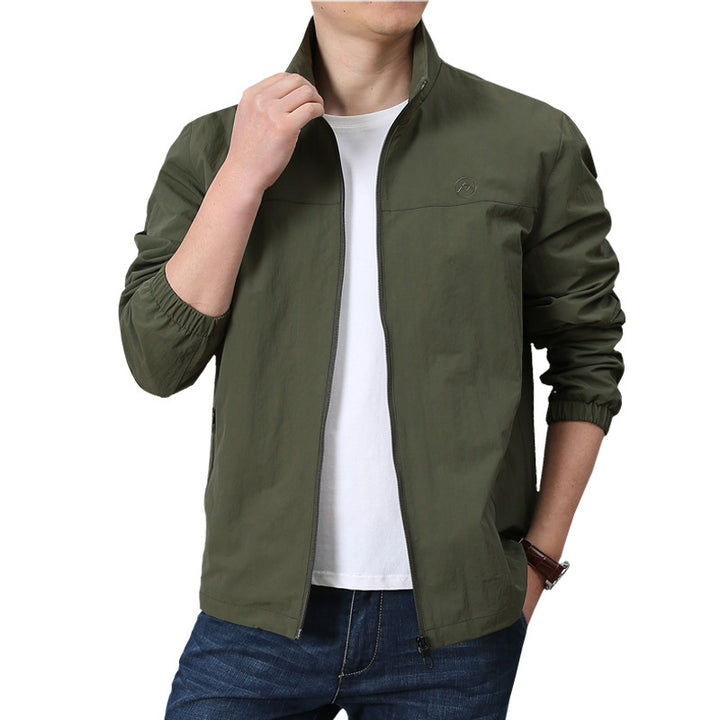 Herren Leichte urbane Windjacke mit Stehkragen, elastischen Bündchen und seitlichen Reißverschlusstaschen Echo Archiv