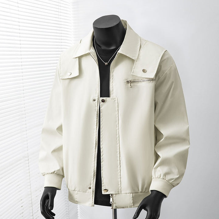 Herren Leicht wattierte Bomber-Coachjacke mit verdeckter Druckknopfleiste, Zipper-Brusttasche & gerippten Bündchen Echoarchiv