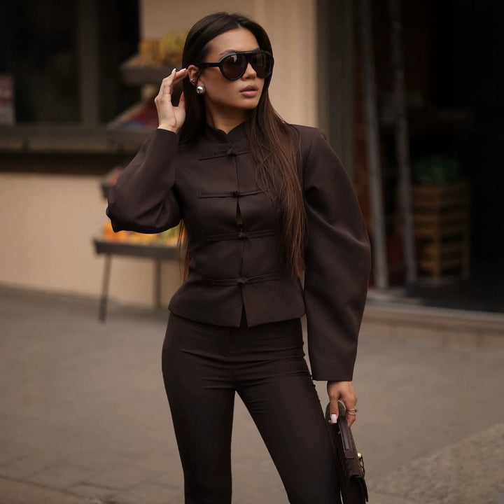 Damen Taillierte Kurzjacke mit Stehkragen und Knotenverschlüssen Echo Archiv