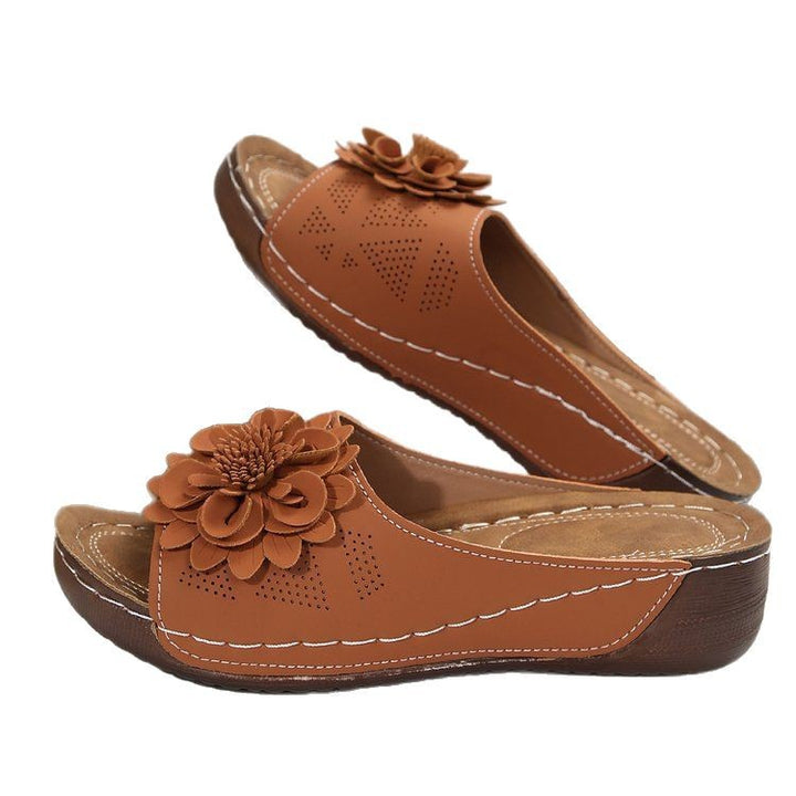 Damen Offene Zehen-Pantoletten mit Blumenapplikation, perforiertem Obermaterial und ergonomischer Keilsohle – Lioré