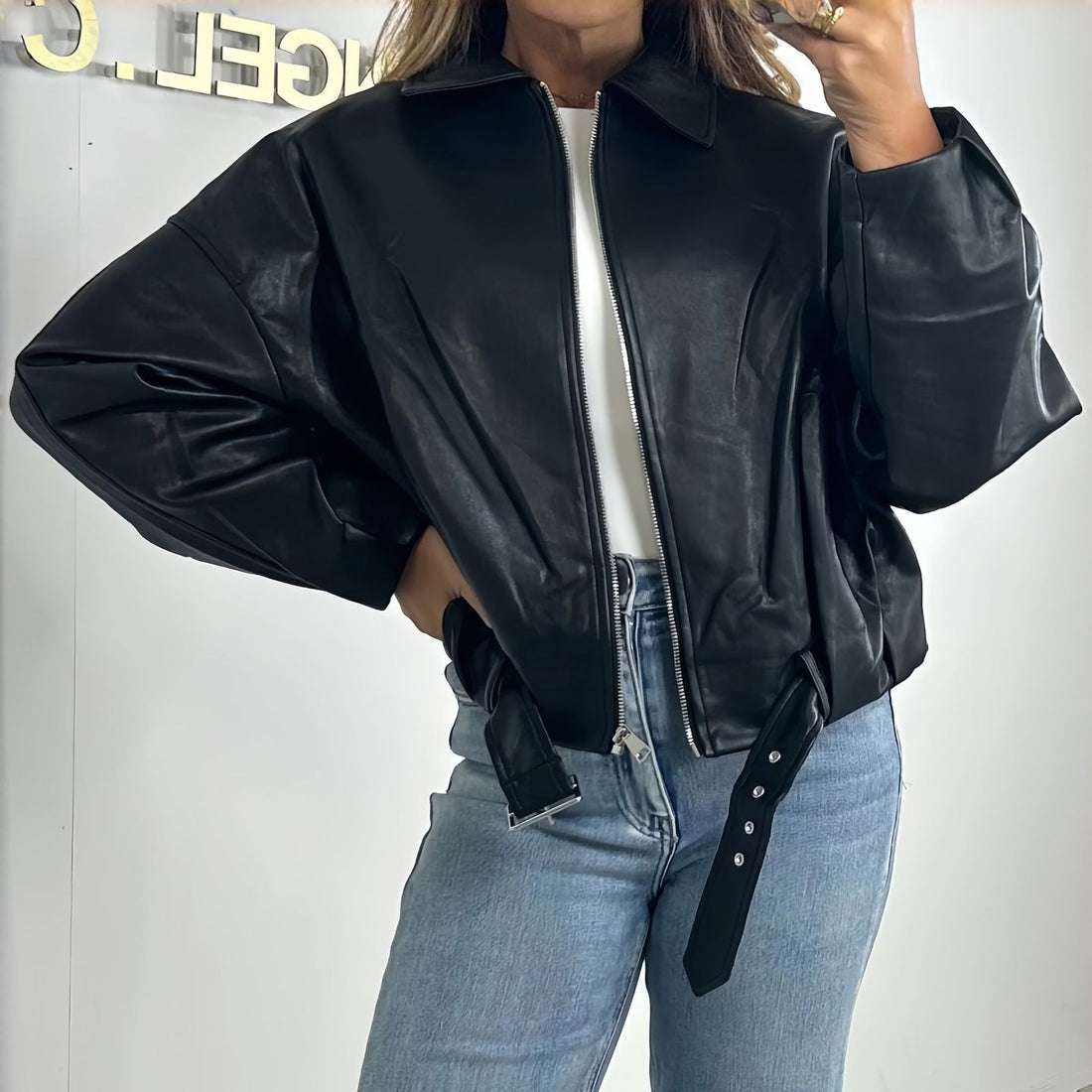 Damen Modische Kunstlederjacke mit Bauchgurt – Célinea