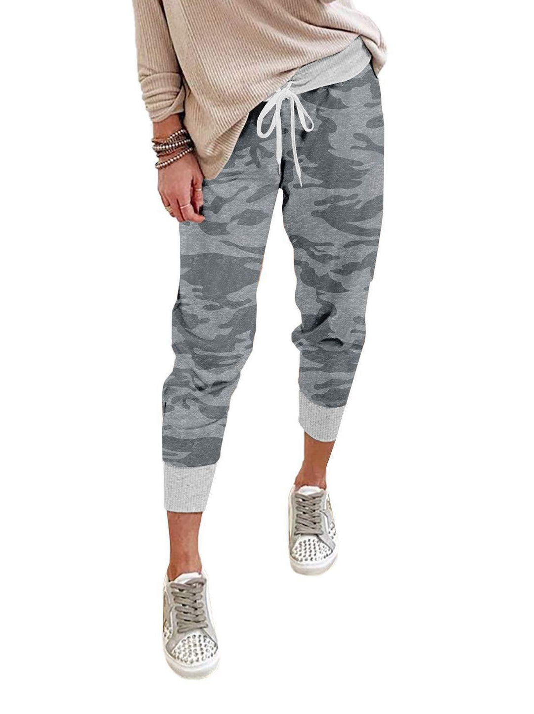 Damen Kordelzug-Jogpant im Camouflage-Look mit schmalem Fußbündchen – Avélisse
