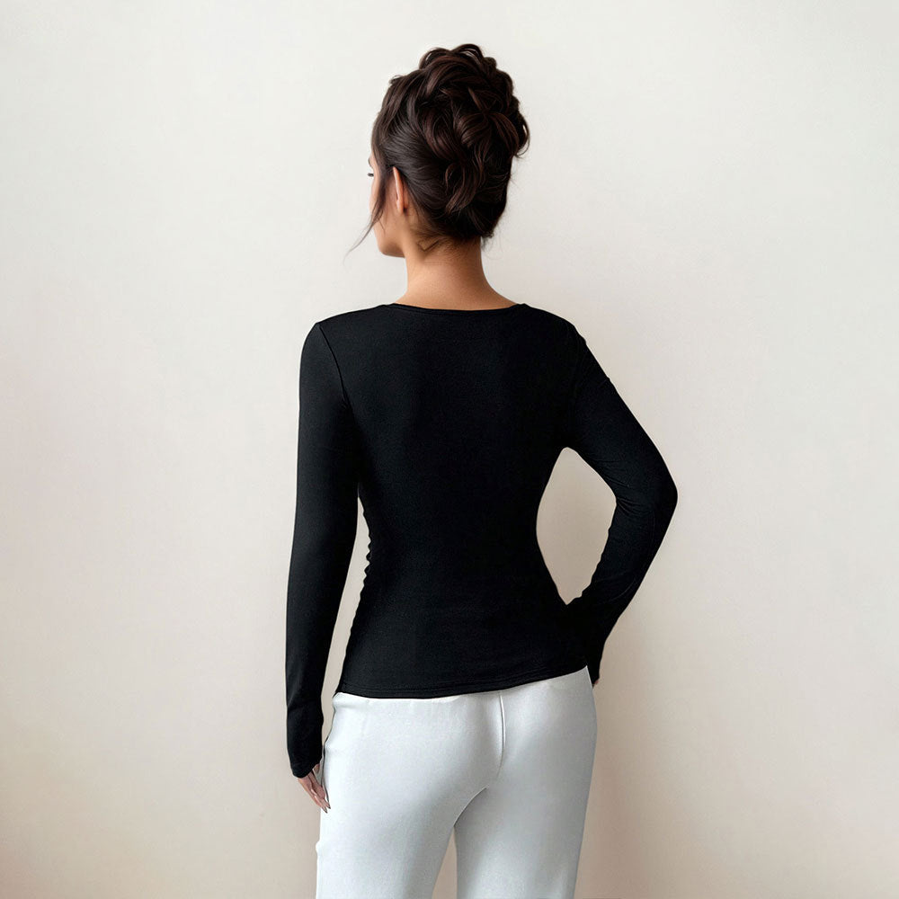 Damen figurbetontes Langarmshirt mit asymmetrischem Ausschnitt und dekorativer Brosche – Avérine