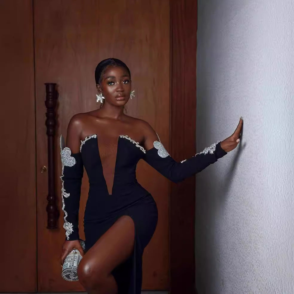 Damen Elegantes Abendkleid mit glitzernden Flügel-Applikationen und tiefem V-Ausschnitt Echo Archiv