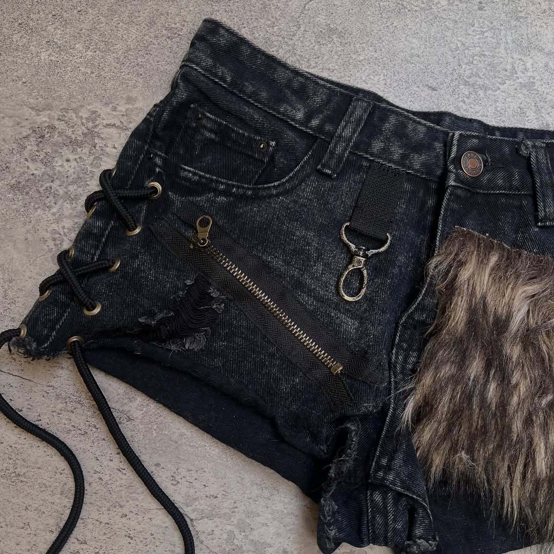 Damen Modische Denim-Shorts mit einzigartigen Lacing-Details und Kunstfell-Applikation Echo Archiv