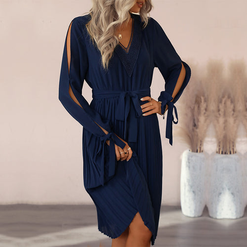 Damen Plissee Kleid mit V-Ausschnitt und Gürtel Echo Archiv